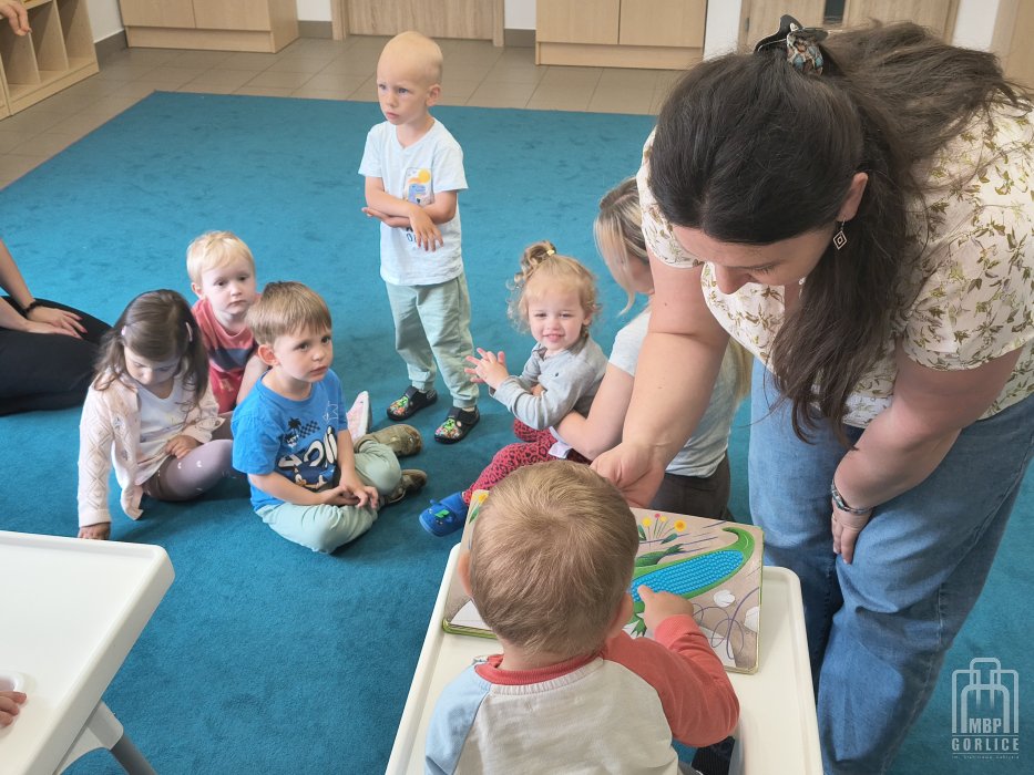 Biblioteka Gorlice, Cała Polska czyta dzieciom dziecko dotyka sensorycznych elementów w książce